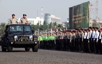 Kapolri Jenderal Pol Timur Pradopo memeriksa pasukan.