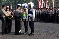 Kapolri menyematkan pita ke perwakilan pasukan pengamanan Operasi Ketupat 2012.