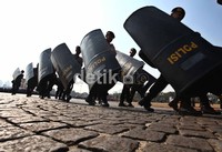 Polisi anti huru-hara juga disiagakan untuk mengamankan Lebaran 2012.