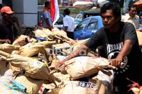 Para pekerja menyiapkan paket motor yang akan dikirim ke sejumlah daerah di pulau Jawa.