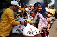 Antrean pembelian paket sembako murah tersebut terlihat tertib.