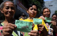 Untuk membeli paket sembako murah tersebut, warga harus menunjukkan kupon pembelian kepada panitia.