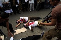 Dalam aksinya, mereka menggelar aksi teaterikal yang menggambarkan penderitaan rakyat Suriah. (dok Gerakan Peduli Rakyat Suriah)