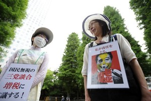 Ibu-ibu Jepang Demo Tolak Kenaikan Pajak Sambil Bawa Panci
