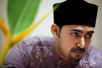 Namun, ia menolak tawaran menjadi artis. Ia mengungkapkan, almarhum guru di pesantren tempat dirinya menimba ilmu tak setuju pada keinginannya untuk menjadi artis.