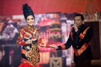 Anang dan Ashanty tampil serasi dengan pakaian yang bernuansa mera dan hitam.