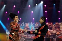 Pasangan itu tampil serasi dan mesra di atas panggung.