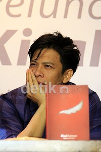 Kisah penantian Lukman, Uki, Reza dan David terhadap Ariel yang dipenjara juga menjadi salah satu sajian menarik dalam buku ini. (Herianto Batubara/detikHot).