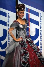 Gaun Mewah Inul Daratista