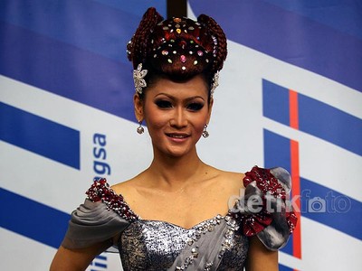 Gaun Mewah Inul Daratista