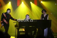 Ketiga juri Indonesian Idol itu menyumbangkan suaranya di acara konser ulang tahun RCTI pada Rabu (8/8/2012).