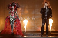 Mulan Jameela dan Ahmad Dhani turut memeriahkan acara konser ulang tahun RCTI pada Rabu (8/8/2012). Pasangan duet itu tampil serasi dengan kostum berbulu yang bernuansa merah-hitam.