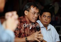 Wakil Ketua Komisi X DPR RI Utut Adianto (kanan) hadir sebagai pembicara dalam diskusi panel olahraga yang membahas tentang menyikapi hasil Olimpiade London 2012.