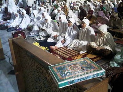 Berburu Malam Lailatul Qodar di Masjid Al Akbar