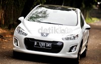 Kesan mewah juga terlihat pada headlamp dan fog lamp yang diselimuti lampu LED yang menyala di siang hari.