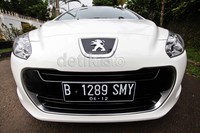 Grille yang bertingkat juga tidak kalah menarik. Grille ini mampu menambah kesan manis pada bagian depan. Begitu juga dengan tampilan bagian belakang, lekukan di bagian tengah membuat unik tampilan belakang ditambah dengan kaca lebar yang berada diatasnya.