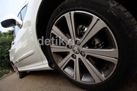 Pelek berukuran 17 inci abu-abu dengan logo singa tiap sisinya terlihat sangat tepat untuk menopang tubuh Peugeot 308.