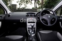 Kesan lebar yang terdapat dibagian dashboard dan pandangan yang luas disaat berkendara.