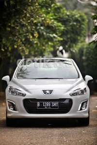 Namun bukan berarti tidak ada kelemahan, perpindahan Peugeot 308  saat menggunakan transmisi manual agak terasa berat. Dan kendaraan terasa jedak-jeduk saat masuk di atas 1.800 rpm.