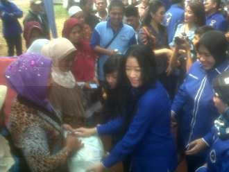 Lagi Hamil, Istri Ibas Semangat Bagikan Sembako Murah di Bogor