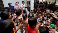 Ratusan anak-anak dari korban kebakaran Karet Tengsin, Jakarta, bernyanyi bersama para relawan Ayo Dongeng Indonesia, Sabtu (11/8).