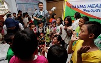 Para anak-anak terlihat bahagia dan senang bisa bermain bersama, meski kondisi mereka masih trauma dengan kebakaran tersebut.
