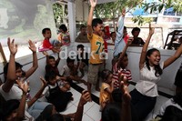 Para relawan dari Ayo Dongeng Indonesia, membantu dan memberikan motivasi mental kepada anak-anak korban kebakaran.