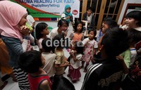 Para relawan dongeng, dengan berbagai cara menghibur ratusan anak korban kebakaran di Karet Tengsin, Jakarta, yang mereka sudah tidak memilki rumah lagi.