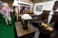 Dengan kocek yang tidak terlalu mahal, pengunjung bisa membeli furniture kayu jati yang unik ini.