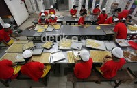 Kue-kue kering seperti nastar, castangle dan masih banyak lagi macamnya semua diciptakan oleh para karyawannya yang kini berjumlah sekitar 50-100 orang.