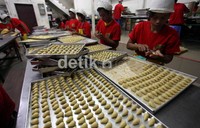 Pada hari-hari besar seperti Lebaran, Natal dan Imlek permintaan kue kering selalu meningkat sebesar 30-70 persen.