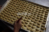 Kue-kue itu juga disuplai untuk kebutuhan retail seperti Carefour dan pusat perbelanjaan lainnya.