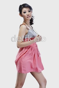 Debra kembali bukan dengan tangan hampa, ia hadir sebagai penyanyi dengan sebuah mini album. Gus Mun/detikHOT.