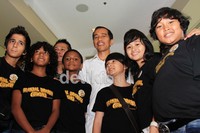 Jokowi sempat berfoto bersama para pemain Brandal Brandal Ciliwung. Herianto Batubara/detikHOT.