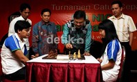 Menpora Andi Alifian Mallarangeng (tengah), secara simbolis membuka turnamen Catur So Nice Ramadhan Cup 2012.