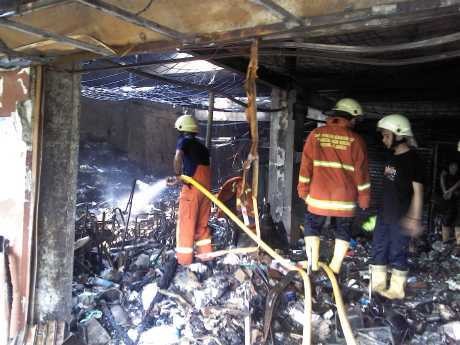 Petugas Halau Warga yang Naik ke Lantai 3 Harco Glodok yang Terbakar