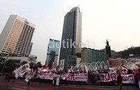 Dalam aksinya mereka meminta pemerintah untuk berperan lebih aktif dalam kasus kekerasan yang terjadi di Suriah dan Myanmar.