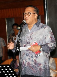 Wamenparekraf Sapta Nirwandar memberikan sambutan saat menyaksikan penampilan Gita Bahana Nusantara (GBN) sebelum tampil dalam peringatan HUT RI di Istana Negara, 17 Agustus 2012 mendatang. (Gusmun/detikcom).