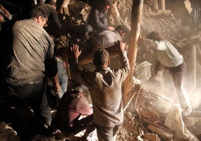 Evakuasi Korban Gempa Iran