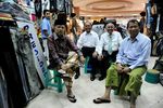 JK Bersarung di Tengah Mal Myanmar
