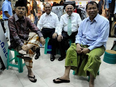 JK Bersarung di Tengah Mal Myanmar
