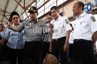 Menteri Perhubungan EE Mangindaan mengecek kesiapan kereta api di Stasiun Senen, Jakarta Pusat.