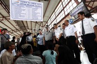 Menteri Perhubungan EE Mangindaan berdialog dengan para calon penumpang di Stasiun Senen, Jakarta Pusat.