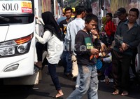 Bus tersebut siap mengantar para pedagang jamu menuju kampung halaman masing-masing.