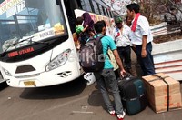 Para pedagang memasuki bus yang akan mengantarnya ke kampung halaman.