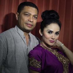 Agar Dijauhkan dari Orang Sirik, Raul & Krisdayanti Dihadiahi Batu Uhud