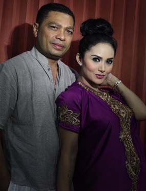 Agar Dijauhkan dari Orang Sirik, Raul & Krisdayanti Dihadiahi Batu Uhud