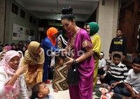 Ia tampak cantik dan segar saat menyapa para penghuni pesantren.