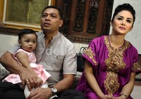 Di pesantren itu, KD dan Raul juga mengajak serta sang anak, Amora beserta ibunda KD untuk menggelar buka bersama para santri.