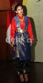 Nova Eliza Berbusana Adat Aceh